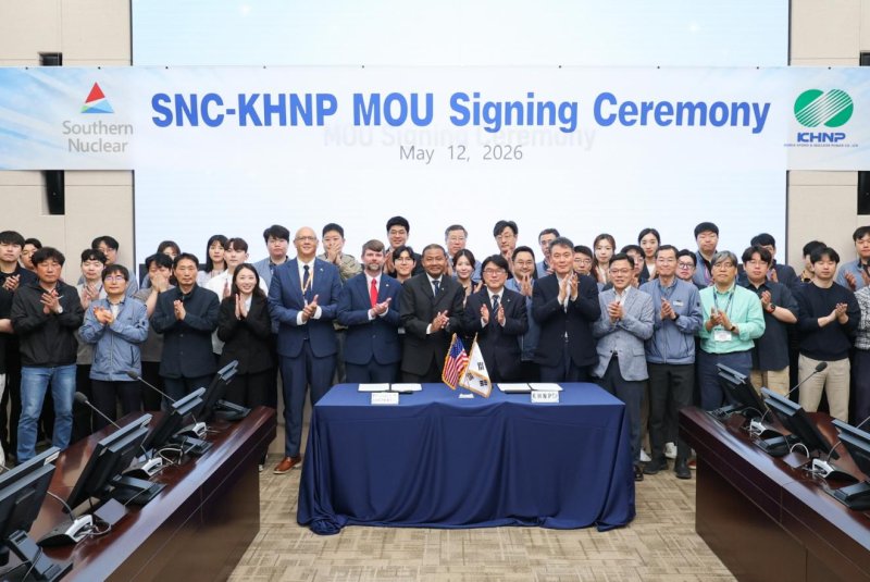 Employees from KHNP and Southern Nuclear after the signing of the companies' MOU
