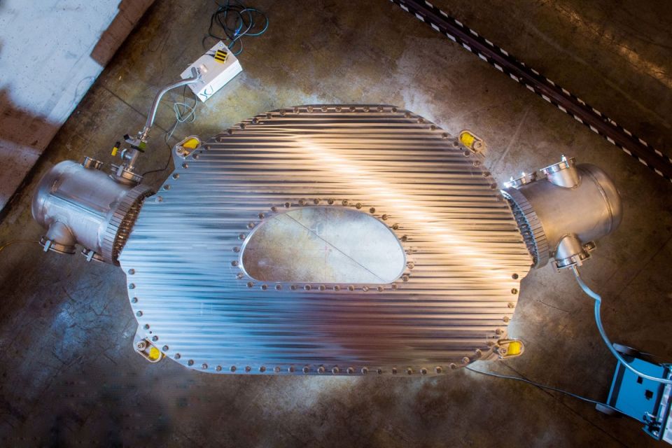 bag jeg læser en bog Initiativ MIT ramps 10-ton magnet up to 20 tesla in proof of concept for commercial  fusion -- ANS / Nuclear Newswire